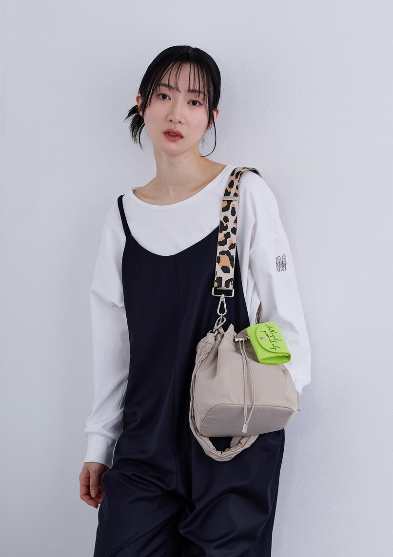 【SALE30%OFF】【2026Summer新作】【即納】【story.(ストーリー)】ギャザー ストラップ ハンド バッグ(チャーム付き) レディース ショルダーバッグ ミニバッグ 2way 肩掛け 斜め掛け 軽量 ポリエステル 撥水 大容量 小さめ ママバッグ ペット 散歩 お出かけ 旅行|Cour Carre an