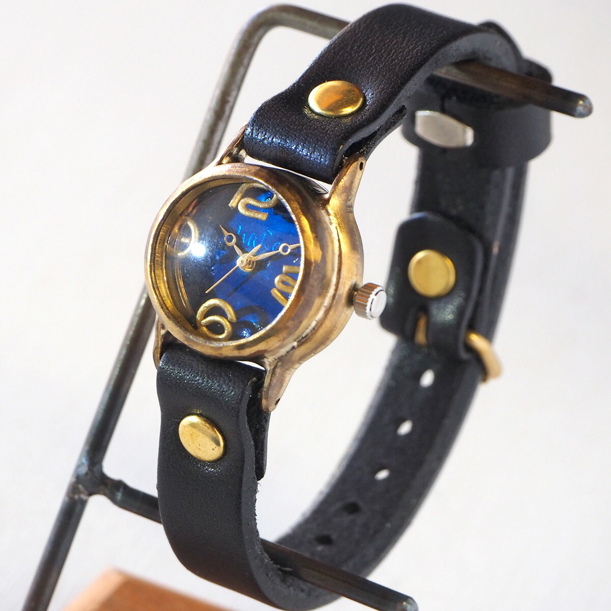 渡辺工房 手作り腕時計 &ldquo;Lady on Time-B&rdquo; ブルー文字盤 レディース [NW-305B-BL] 時計作家 渡辺正明 ハンドメイド ウォッチ ハンドメイド腕時計 手作り時計 ブルー 青文字盤 レディース 本革ベルト レトロ アナログ 日本製 刻印・名入れ無料｜クラフトカフェ