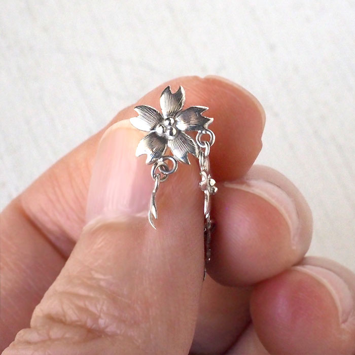 Silver925素材の揺れるスタッド仕様 桜二つタイプ エス 2個セット エス さくら リアルな桜を表現したチャームが連なる 桜ピアス S Ps 2 可憐な雰囲気をまとうピアス シルバー サクラ アクセサリー作家 三浦砂織 和柄 和風 和装にも合う手作りアクセサリー