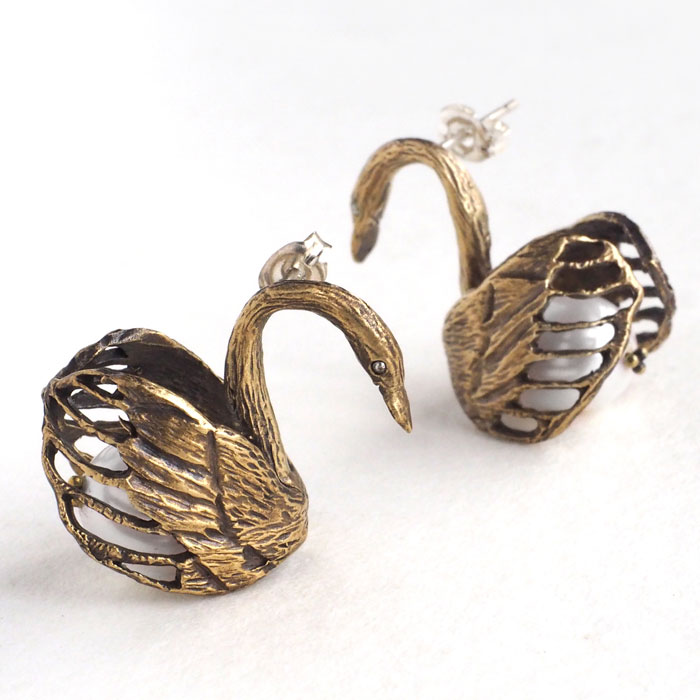 sasakihitomi（ササキヒトミ）スワンのピアス 真鍮＆ホワイトパール 両耳セット レディース [No-070B] アクセサリー 作家 佐々木ひとみ 手作り ハンドメイド ジュエリー 白鳥 スワン アンティーク調 淡水 パール 耳飾り チタンポスト ブラス 日本製 かわいい 大人可愛い 国産