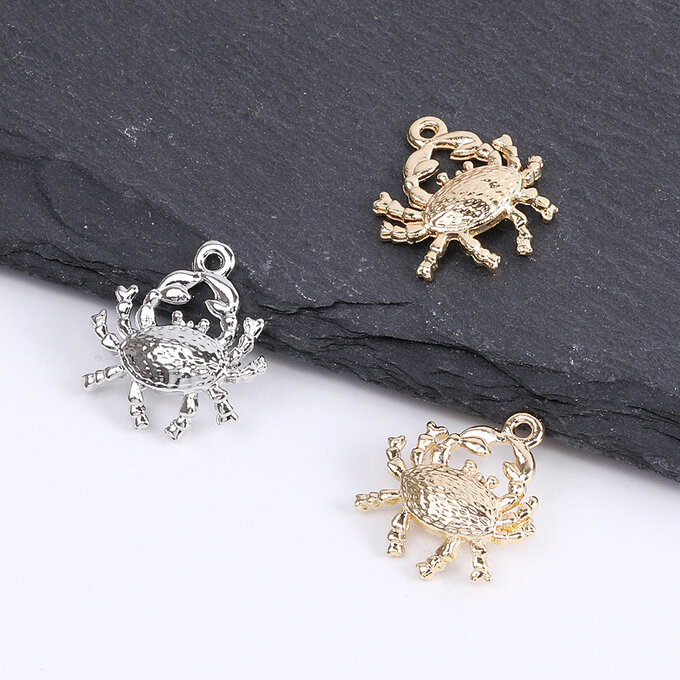 カニ　ゴールド　デザイン チャーム 約2.2cm カニ（蟹/かに）のエナメルチャーム（コーラルピンク/ゴールド