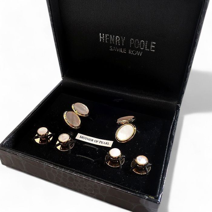 【中古】【新古品・未当て嵌める品】HENRY POOLE SAVILE ROW ヘンリースウィミングプール 連合王国製 Mother-of-Pearl with gilt chain link dress stud \u0026 cufflink set マザーオブパール カフリンクス カフスリンク チェーン店式 ドレススタッド 仕掛ける 通貨価値4.1万 パール ゴールド▲033▼50612k05