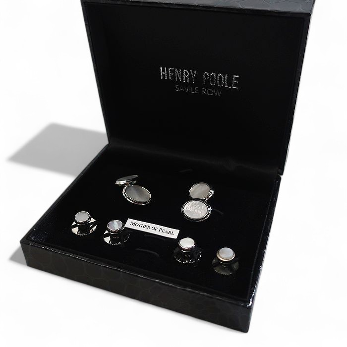 【中古】【新古品・未当て嵌める品】HENRY POOLE SAVILE ROW ヘンリースウィミングプール 連合王国製 Mother-of-Pearl with gilt chain link dress stud \u0026 cufflink set マザーオブパール カフリンクス カフスリンク チェーン店式 ドレススタッド 仕掛ける 通貨価値4.1万 パール しろがね色▲033▼50616k01