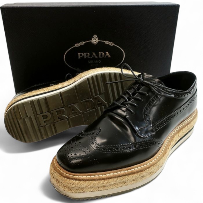 【中古】PRADA プラダ SPAZZOLATO FUME 外羽根 フルブローグ ウィングチップ レザー ダービーシューズ 革靴 2EG015 定価12.4万 ブラック 5▲000▼50722k04 used｜FASHION SELECT SHOP クローラー