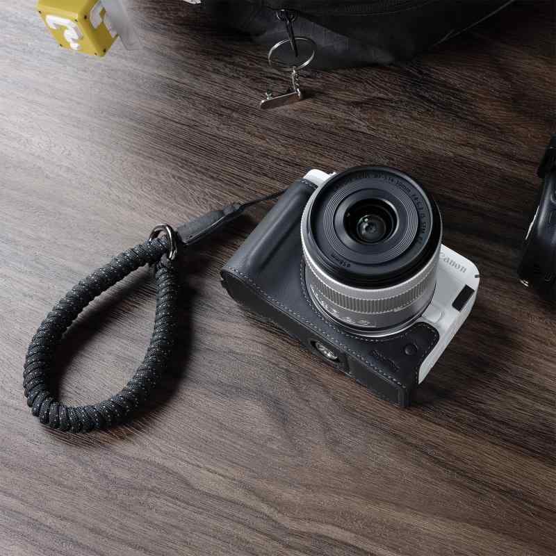SmallRig Canonに対応R50 V用カメラレザーハーフケースキット ハーフレザーケースと編み込みリストストラップ付き、本革素材、持ち運びやすく保護力 （ブラック） 5433｜クリエイティブグローバル
