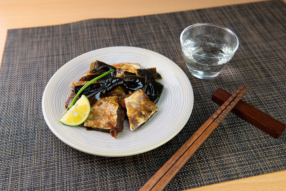 日本橋・人形町たけうち・おそうざい横丁　<br>たらと結び昆布のうま煮 （100g×6食分セット）　<br>北海道産 GS-8　<br>鱈 タラ こんぶ コンブ