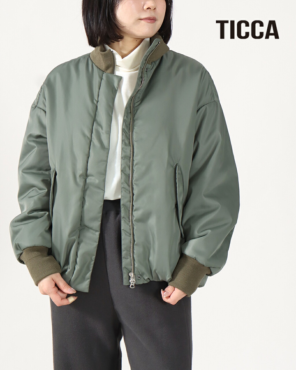 【26AW先行予約】TICCA ティッカ スタンドネック ブルゾン tbfa-014 中綿 ジャケット レディース 撥水 ナイロン 暖かい 軽量 アウター ミリタリー MA-1 スタンドカラー 立ち襟 小顔 オーバーサイズ ビッグシルエット ゆったり 体型カバー 大人 カジュアル 26AW 正規品｜CROCHET クロシェ