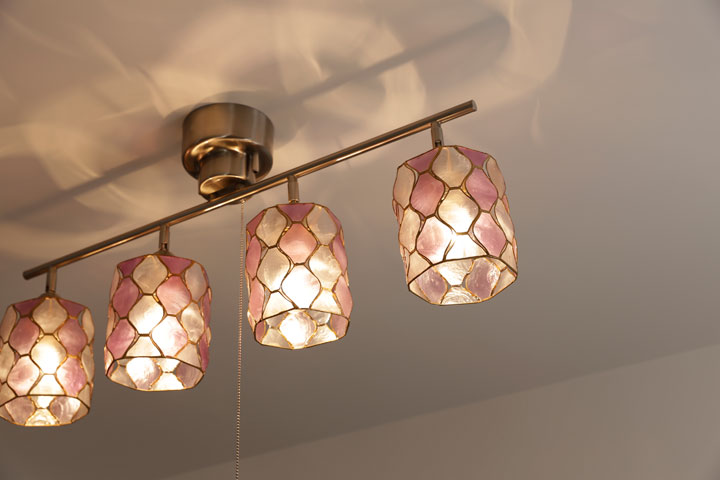 送料無料 照明 スポットライト ライティングシステム アジアン レトロ Led電球 スポットライト エスニック 照明 おしゃれ カピス貝 紫 4灯 シンプル デザイン スポットライト Crinum パープル 4灯 紫色 照明 Led電球 天然素材 シェル ダイニング リビング 多灯