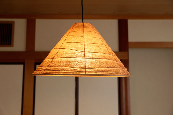 ペンダントライト 国産 1灯 和風照明 デザイナー 和室 和風 手作り 和紙 ライト 照明器具 照明器具 職人 ブラウン シンプル ペンダントライト 和風 鞍馬 ブラウン デザイナー 久山一枝 1灯 茶色 和風照明 日本製 和室 国産 照明器具