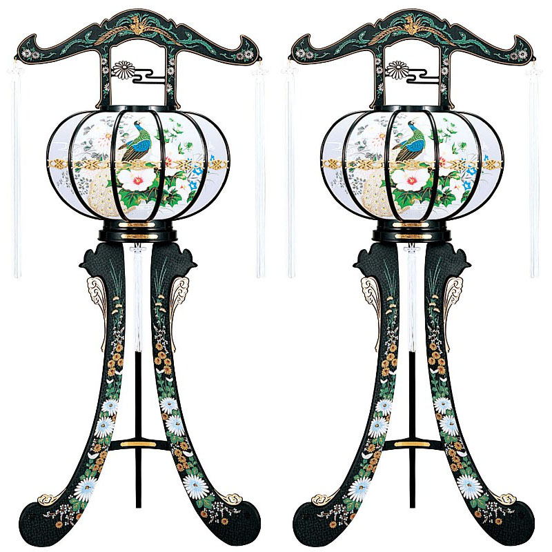 盆提灯 八女提灯 置き提灯 霊前灯 猫足スカシ （2個セット） 3号 高さ96cm （P47)(8841-90505) 電気コード式 初盆 お盆｜人形のゆめさき 16,416円