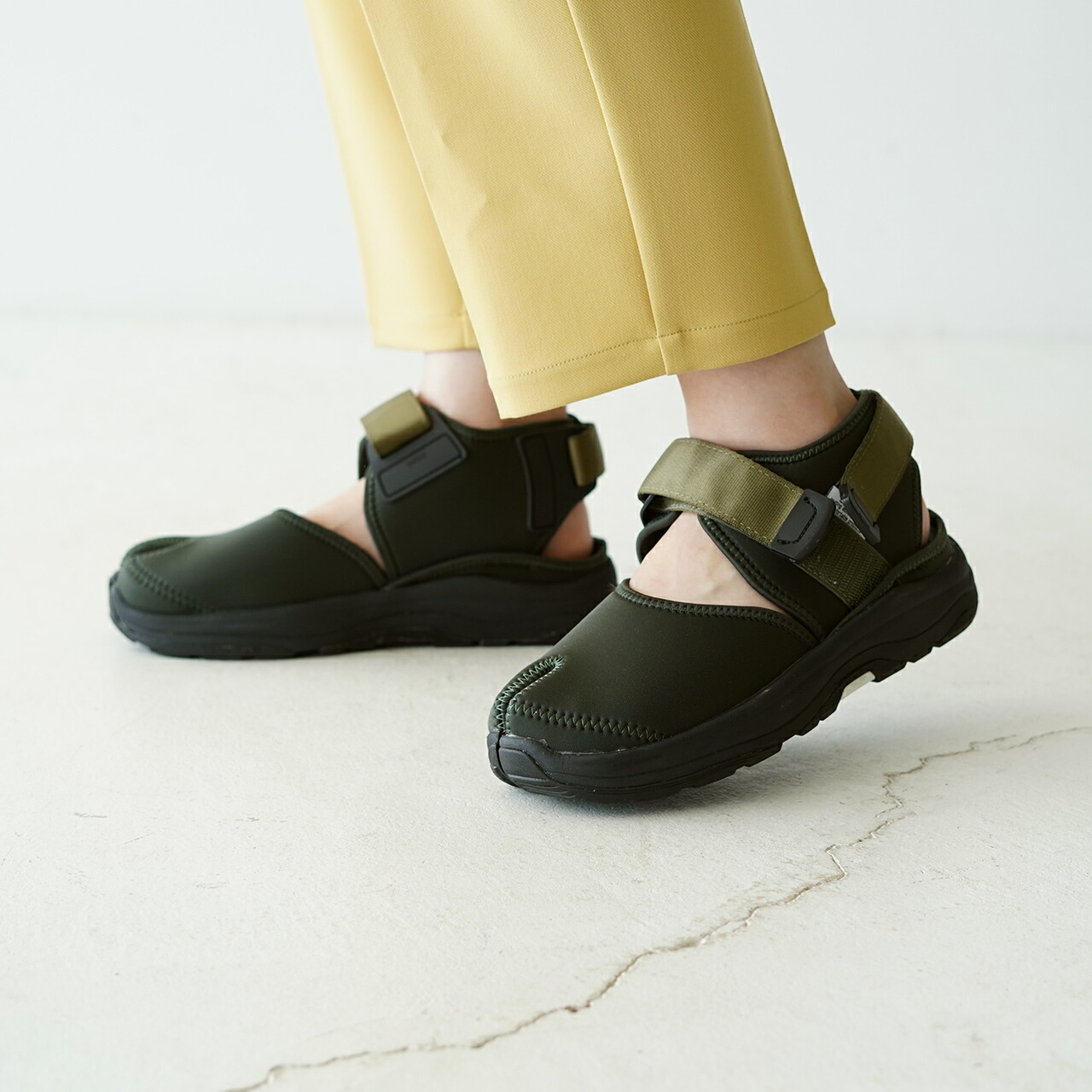 【関税込み】Suicoke ベージュ UNBITA-ab サンダル Suicokeのベージュ UNBITA-ab サンダルがセール中
