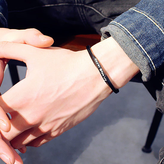 バングル メンズ ブレスレット メンズ ロゴ 男 レオン ブラック 春 アクセサリー 夏 大人 モード系ファッション スタイル ゴールド シルバー メッセージ 刻印 お兄系 黒 30代 送料無料 金 40代 新作 インポート Leon 銀 ストリート系 数量は多 69 割引