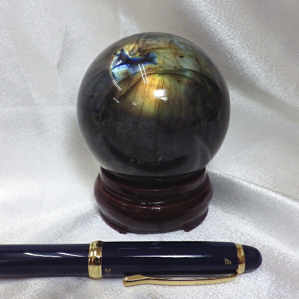 【完全天然 最高品質クラス】 ラブラドライト丸玉（重さ363g 直径64mm 木製台座付き）★写真現品販売