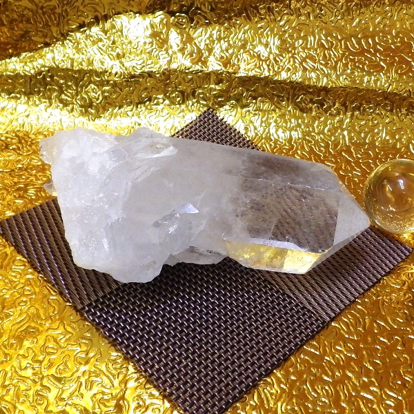 【プレミアクラス】水晶原石クラスター 中型サイズ（重さ226g 高さ約4.5cm 横幅約10.5cm 奥行約6.8cm ブラジル産）完全天然石　写真現品販売