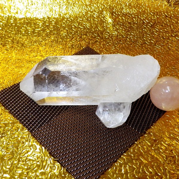 【プレミアクラス】水晶原石クラスター 小型サイズ（重さ195g 高さ約4cm 横幅約9.8cm 奥行約6cm ブラジル産）【台座なし】完全天然石 写真現品販売｜水晶工房 Crystal Factory