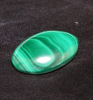 【危険回避・守護】マラカイト（孔雀石）カボション（完全天然石・40mm×30mm 厚さ6mm　持ち歩き用袋付 最高品質クラス 完全天然石）