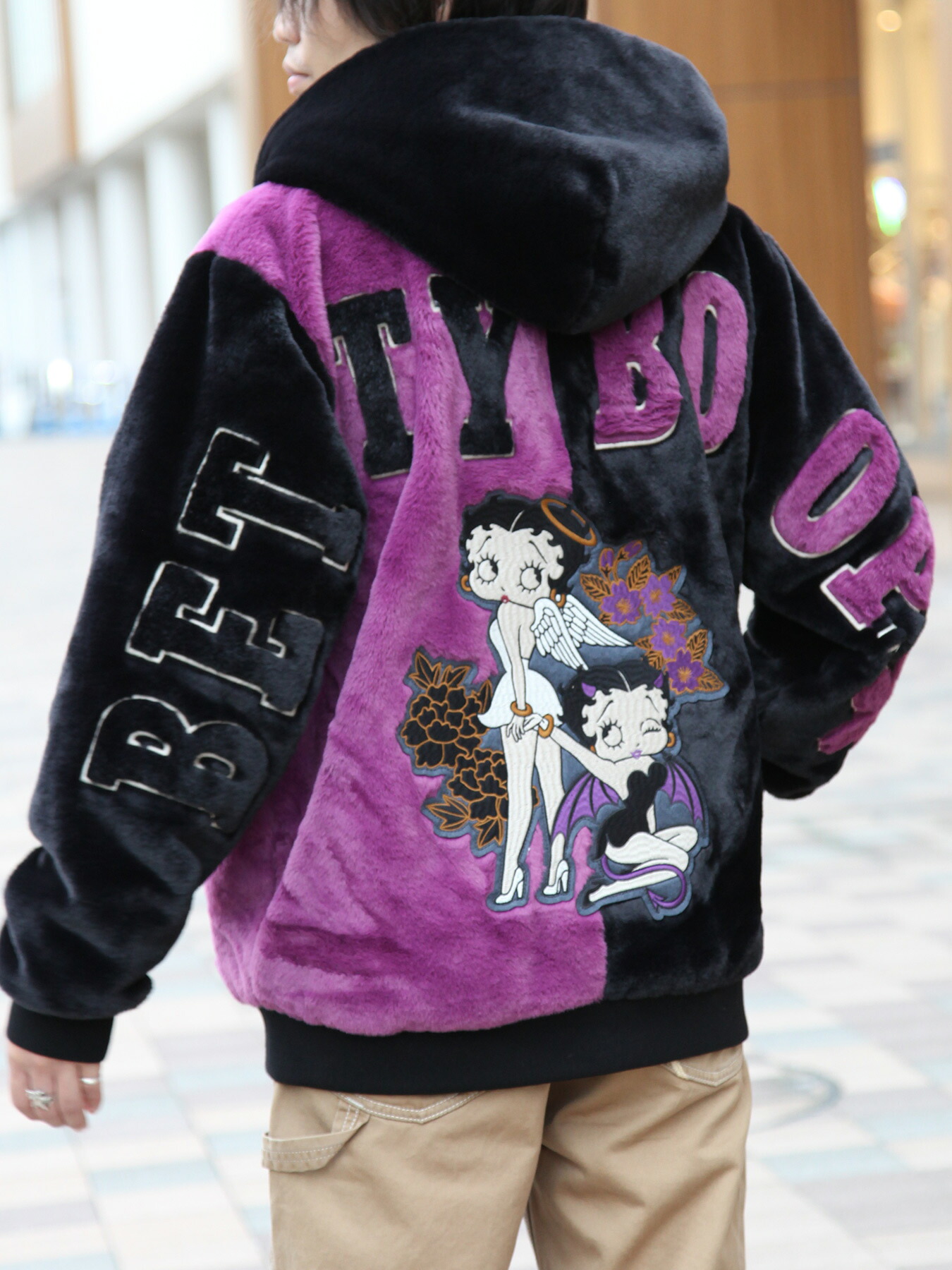 ＜貨物輸送無料＞【HARAKIRI×BETTY BOOP】“エンジェルと天魔波旬ベティ”フェイクファーZIPパーカー〔別注〕｜ フルジップパーカー 毛皮パーカー もこもこ 刺しゅう 桜刺しゅう 通信販売 メンズ レディース ユニ一発やる 秋 秋服 冬 冬服 えんじ 紫 パープル M L XL LL 2L XXL 3L ブランド名 表現スタイル締めつける