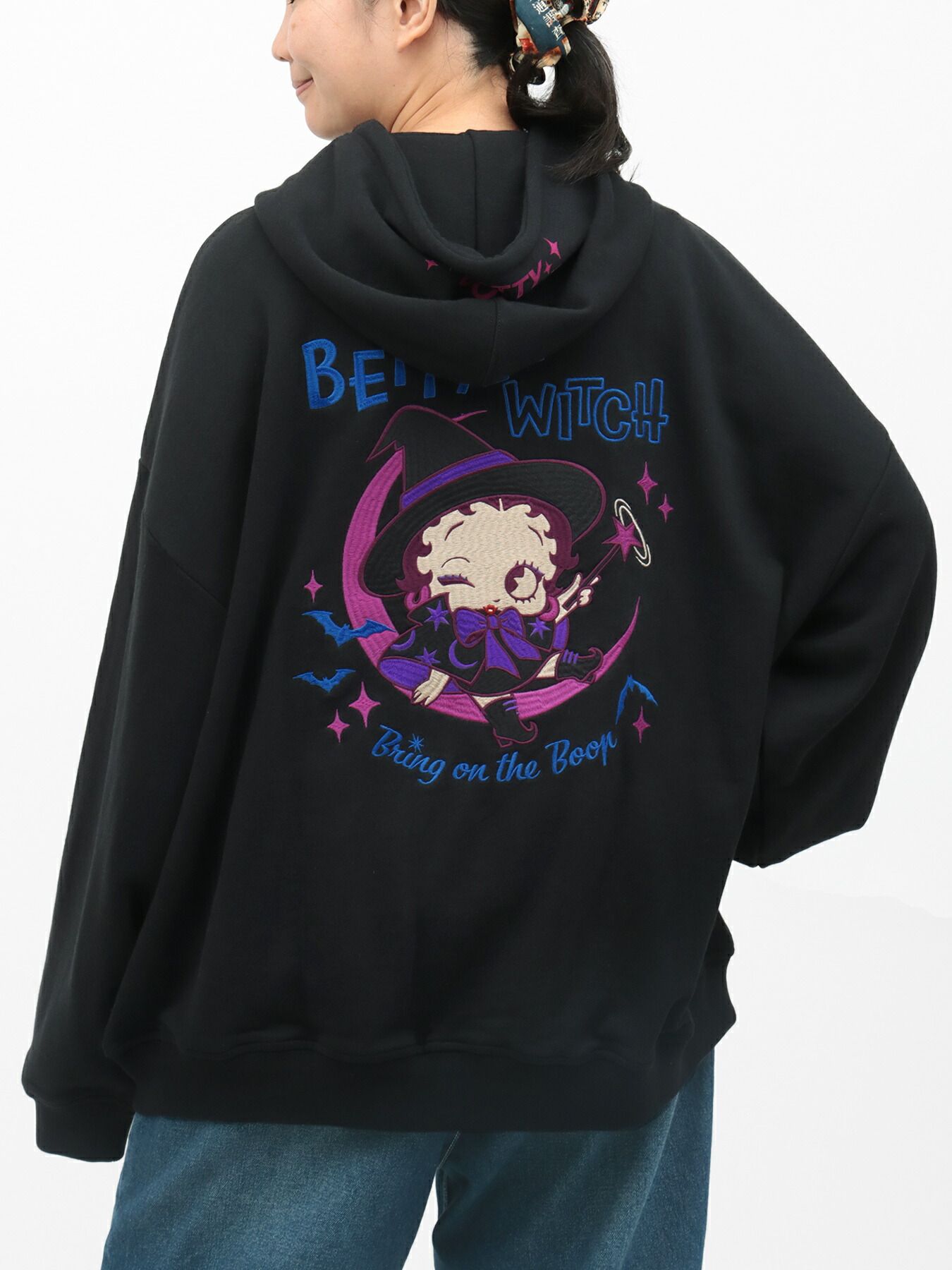 【BETTY BOOP】“BETTY THE WITCH”刺繍入りZIPパーカー〔別注：web限定カラー〕 ｜ 羽織 長袖 パーカー フルジップパーカー スウェット フーディー ベティ 大きいサイズ ゆったり カジュアル M L XL LL 2L S 春 秋 春服 秋服 黒 ブラック 赤 レッド タイダイ 別注