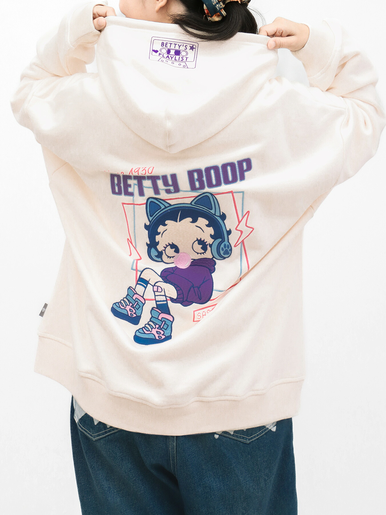 【BETTY BOOP】“TOXIC BETTY”刺繍入りZIPパーカー〔別注〕 ｜ 羽織 長袖 パーカー フルジップ スウェット フーディー ベティベティちゃん 通販 メンズ レディース 大きいサイズ ゆったり カジュアル M L XL LL 2L S 春服 秋服 黒 ブラック 白 オフホワイト ネコ 別注