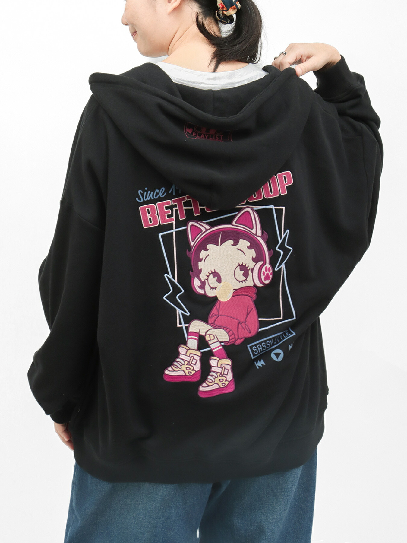 【BETTY BOOP】“TOXIC BETTY”刺しゅう入り口・入口ZIPパーカー〔別注：web押さえる色つや〕 ｜ 羽織 長袖 パーカー フルジップ 汗水 フーディー ベティ 通信販売 大層らしい大きさ ゆったり M L XL LL 2L S 春服 秋服 黒 黒いこと さくら色 猫 別注