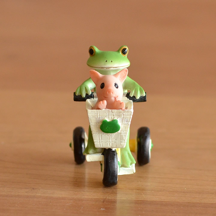 カエル 置き物 三輪車でお出かけ Copeau コポー クッチーナ カエル グッズ 玄関 かえる カエルの置物 豚 ブタ 置物 かわいい オーナメント フィギュア 小物 癒し オフィス リビング 雑貨 ギフト プレゼント 贈り物 Crunchusers Com