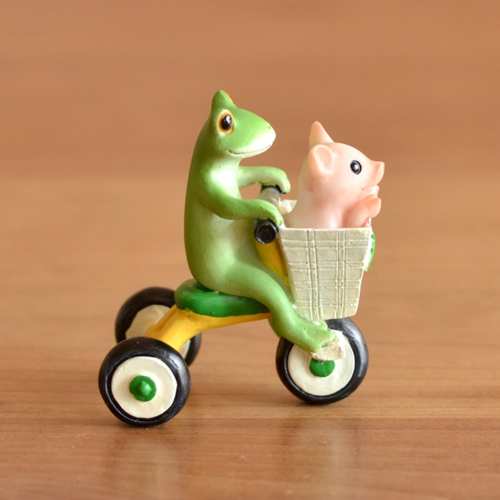 カエル 置き物 三輪車でお出かけ Copeau コポー クッチーナ カエル グッズ 玄関 かえる カエルの置物 豚 ブタ 置物 かわいい オーナメント フィギュア 小物 癒し オフィス リビング 雑貨 ギフト プレゼント 贈り物 Epheseweb Com