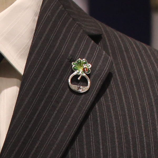 てんとう虫 四つ葉のラペルピン型 眼鏡ホルダー グラスホルダー Saturno サツルノ ピンブローチ タイニーピン タックピン メンズジュエリー アクセサリー ラペルピン ブランド スーツアクセサリー専門店 男性 誕生日 プレゼント プチギフト おしゃれ カフスマニア