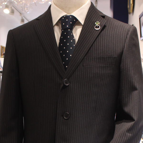 てんとう虫 四つ葉のラペルピン型 眼鏡ホルダー グラスホルダー Saturno サツルノ ピンブローチ タイニーピン タックピン メンズジュエリー アクセサリー ラペルピン ブランド スーツアクセサリー専門店 男性 誕生日 プレゼント プチギフト おしゃれ カフスマニア