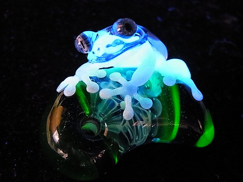 カエル アクセサリー ネックレス 蛙 勾玉 マガタマ 十一 ペンダントトップ Kengtaro ケンタロー 個性的 蛍光 アニマル 動物 インテリア 人気 おもしろ ガラス 硝子 ジュエリー かわいい プレゼント 女性 雑貨 星 グッズ 置物 花 ブローチ 面白い モチーフ 奇抜 カエル アクセサリー ネックレス 蛙 勾玉 マガタマ 十一 ペンダントトップ Kengtaro ケンタロー 個性的 蛍光 アニマル 動物 インテリア 人気 おもしろ ガラス 硝子 ジュエリー かわいい プレゼント 女性 雑貨 星 グッズ 置物 花 ブローチ 面白い モチーフ 奇抜