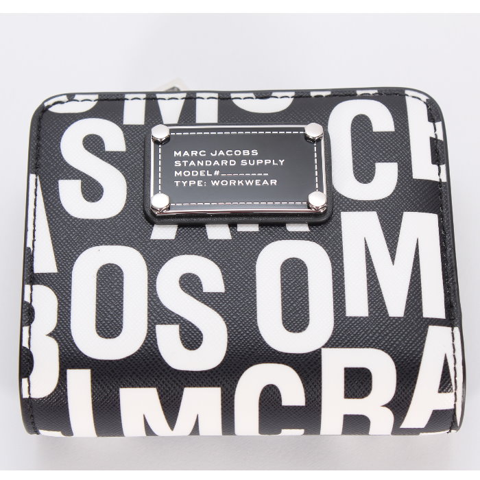 マークジェイコブス MARC JACOBS ジャンブルロゴ トレードマーク ミニコンパクト ウォレット 4S4SMP009S02 005 ブラック＆ホワイト 二つ折り財布 小銭入れ付き ロゴメタル ロゴロゴ レディース ユニセックス 売れ筋