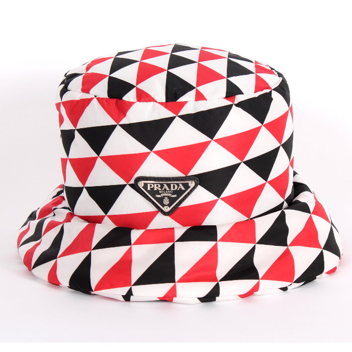 【お値段見直し】 PRADA プラダ バケットハット 1HC248 2FJV F0X5N ブラック+レッド+ホワイト Mサイズ トライアングル ロゴメタル パッド入り 帽子 キャップ 中綿ふわふわ レディース メンズ ユニセックス 売れ筋|CUORE