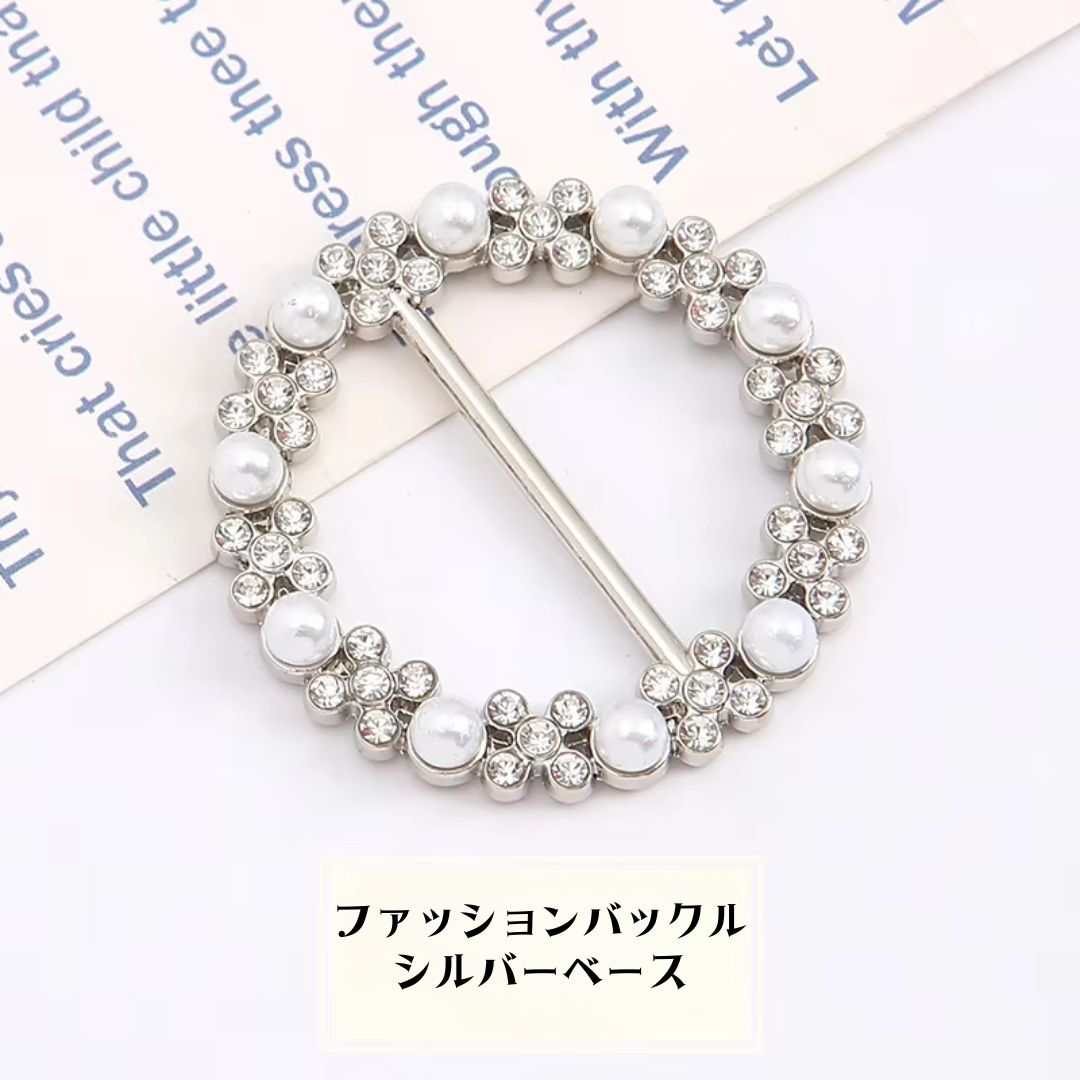 【楽天市場】スカーフリングパールとラインストーンのお花バックル シルバーベース ラウンド4.5cm：カーリーリボン