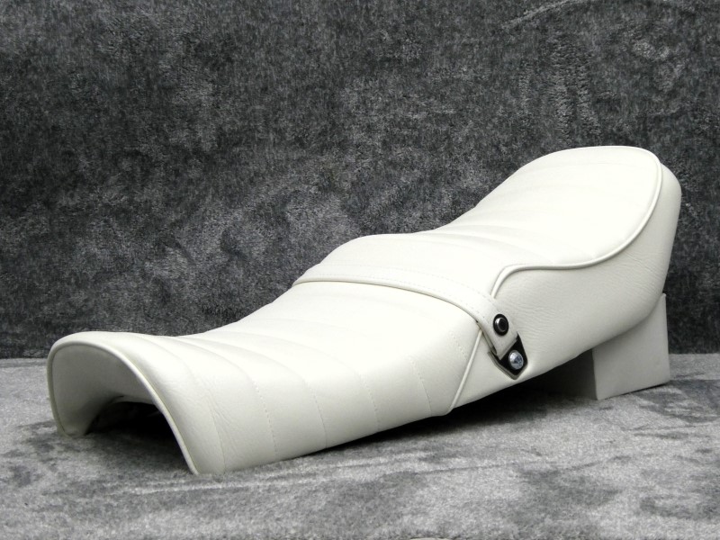 楽天市場】Z650 白皮 タックロール シート : カスタムパーツ DJ