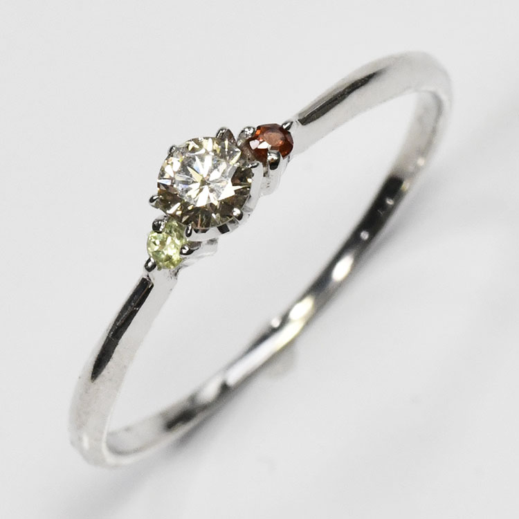 脇石に二人の誕生石を入れられるリング 天然ダイヤモンド0.1ct（SIクラス・鑑別書カード付）＋2つの脇石0.03ct エンゲージ3ストーンリング プラチナカラー 婚約指輪 エンゲージリング プロポーズリング｜キュートジュエリー