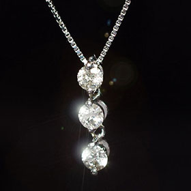 ダイヤモンド ネックレス トリロジー 天然ダイヤモンド0.2ct×ホワイトゴールド　スリーストーンペンダント（ネックレス）【対応】
