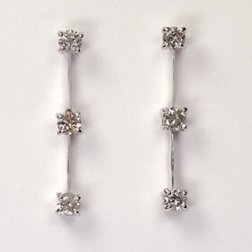 ダイヤモンド ピアス 天然ダイヤモンド0.2ct×ホワイトゴールド スリーストーンピアス【対応】|キュートジュエリー