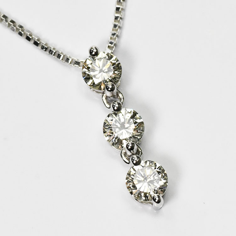 【侍ダイヤモンド】ダイヤモンド0.5ct スリーストーンネックレス H&C G～Iカラー VS～SIクラス プラチナカラー ダイヤモンドネックレス 「過去・現在・未来を表すトリプルダイヤ」 トリロジー｜キュートジュエリー