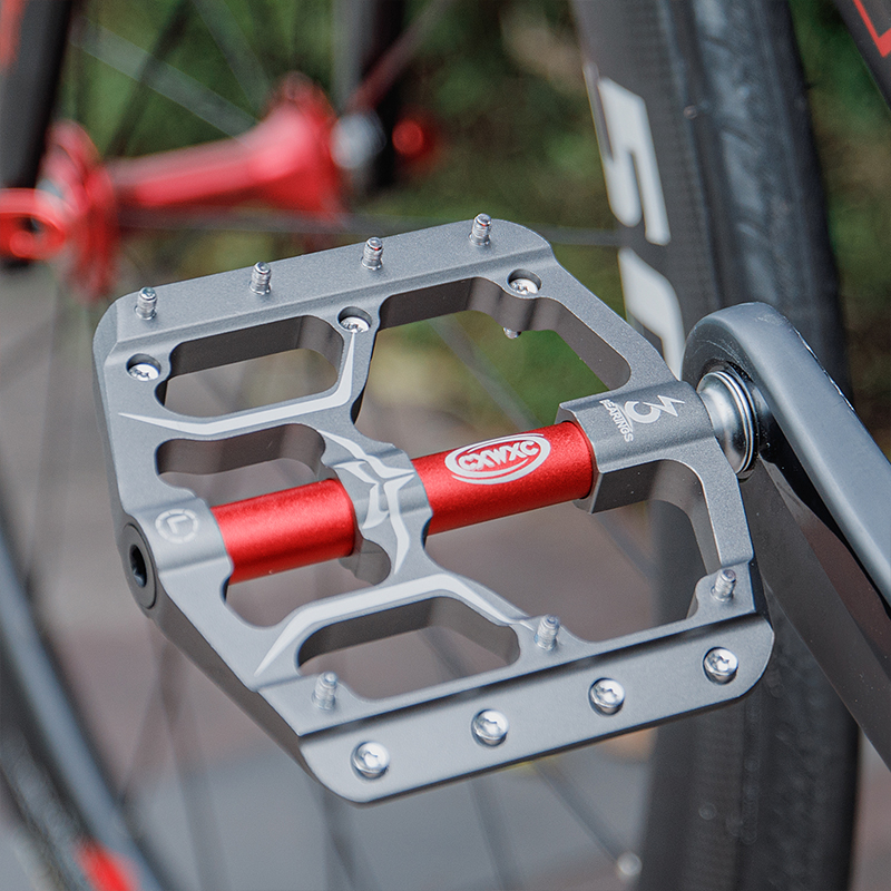 自転車ペダル フラットペダル 高強度なアルミ製 超軽量 滑り止めピン付き 通販