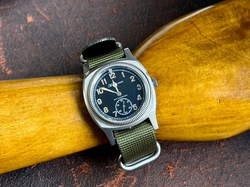 M.R.M.W. モントルロロイ ミリタリーウォッチ Majetek Big Turtle Small second マジェテック ビッグタートル スモセコ Bg-ss-02N メンズ 国内定め事品 貨物輸送無料