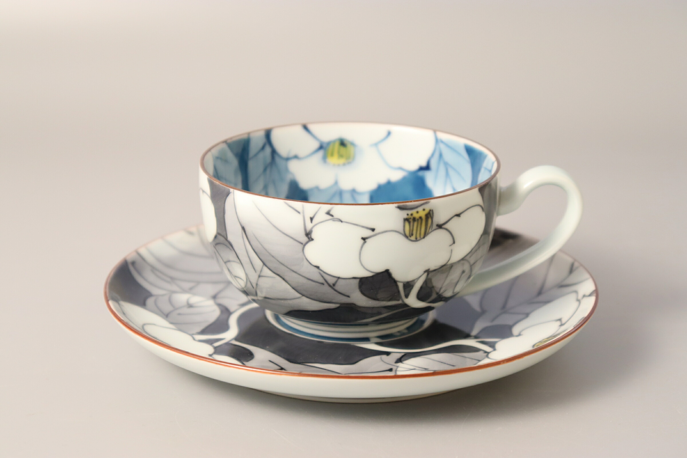 【有田焼】色分山茶花紅茶の葉 珈琲優勝杯＆平円盤 日本製 C/S 手造り 紅茶優勝杯 コップ 喫茶店 瀬戸もの 瀬戸もの 手造り 細工人技 差し上げ物 差し上げ物 差し上げ物
