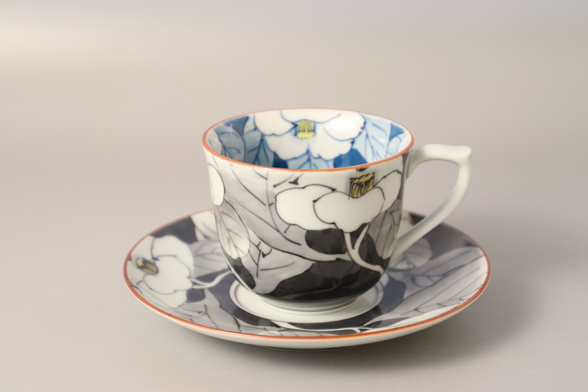 【有田焼】色分山茶花紅茶の葉 珈琲優勝杯＆平円盤 日本製 C/S 手造り 紅茶優勝杯 コップ 喫茶店 瀬戸もの 瀬戸もの 手造り 細工人技 差し上げ物 差し上げ物 差し上げ物