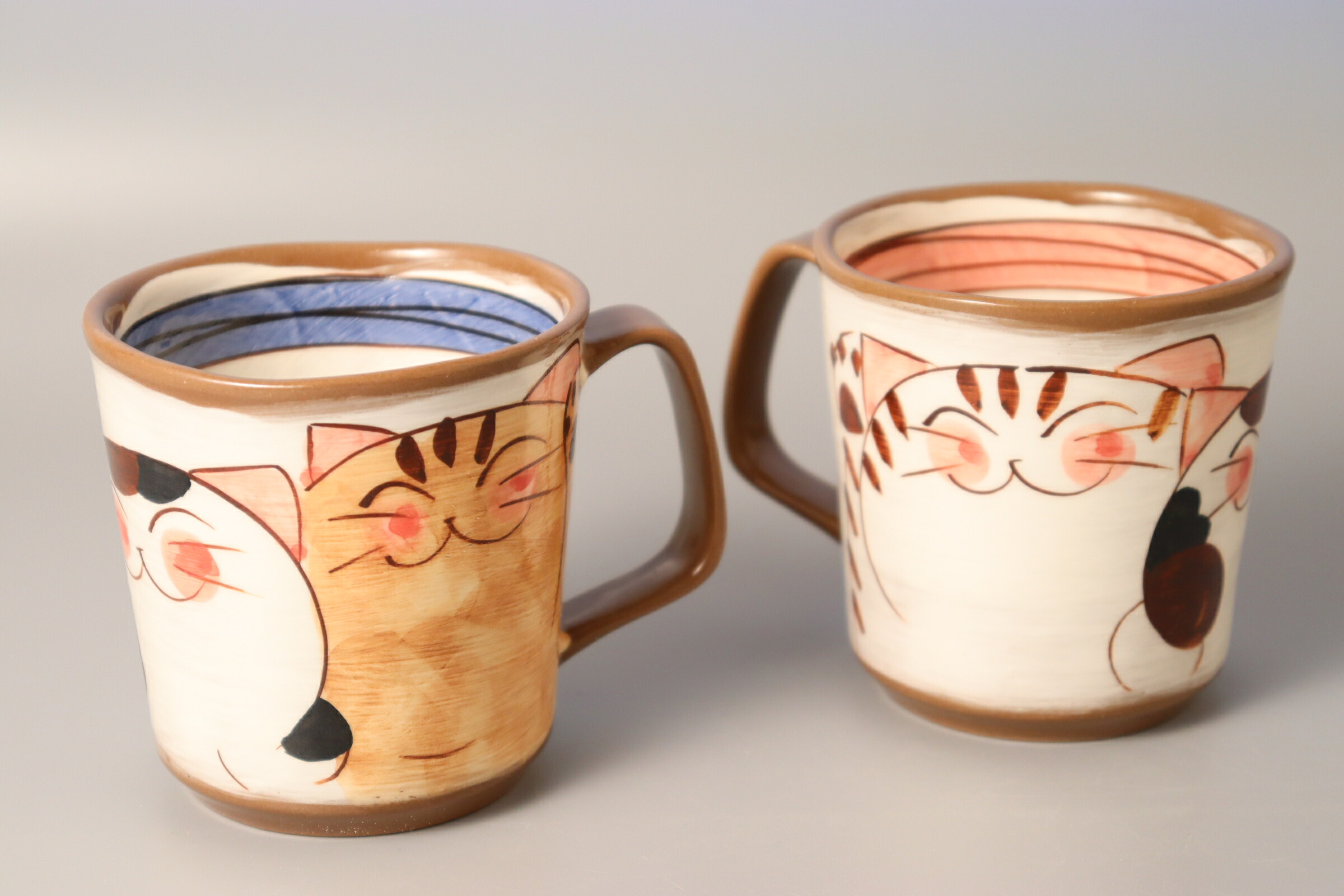 【有田焼】茶飲み友だち猫 マグカップ（青）と（赤）のありの実仕掛ける 日本製 水呑み 茶の葉 湯呑 優勝杯 紅茶優勝杯 コップ 瀬戸もの 瀬戸もの 手造り 細工人技 差し上げ物 差し上げ物 差し上げ物 紅茶一時停止 珈琲 紅茶の葉仕掛ける 猫 猫