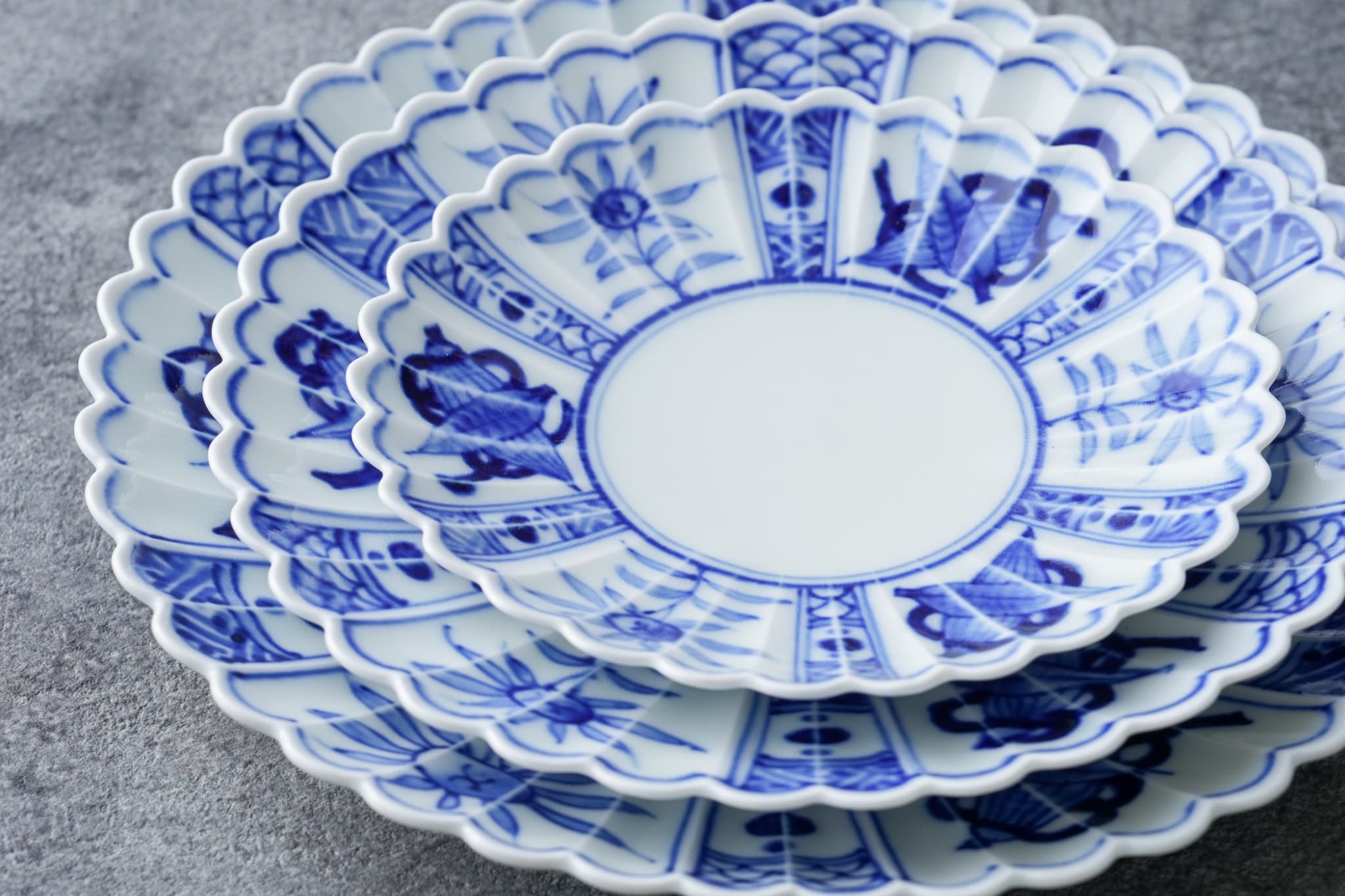 【有田焼】芙蓉手菊型皿 大中小セット 日本製 和食器 手描き ケーキ皿 銘々皿 盛皿 プレート 取鉢 サラダボール 磁器 陶磁器 ギフト 贈り物 プレゼント ボウルセット 盛り鉢 中鉢 サラダ皿 食器セット 上品 新生活 結婚祝い 引き出物