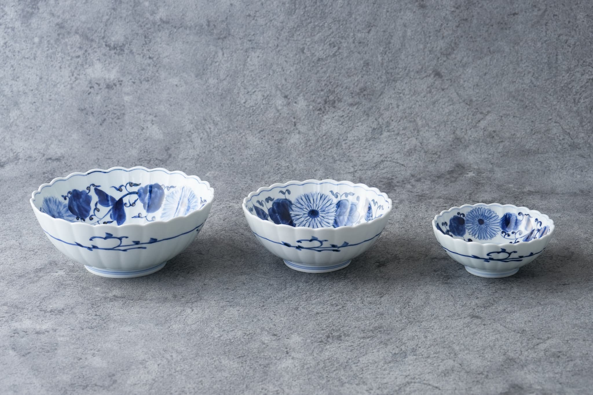 【有田焼】染付菊唐草ボウル（19.5cm）or（16cm）or（13cm) 大中小セット 日本製 和食器 手描き ボウル 銘々皿 盛皿 プレート 取鉢 磁器 陶磁器 ギフト 贈り物 プレゼント ボウルセット 盛り鉢 中鉢 サラダ皿 食器セット 上品 新生活 結婚祝い