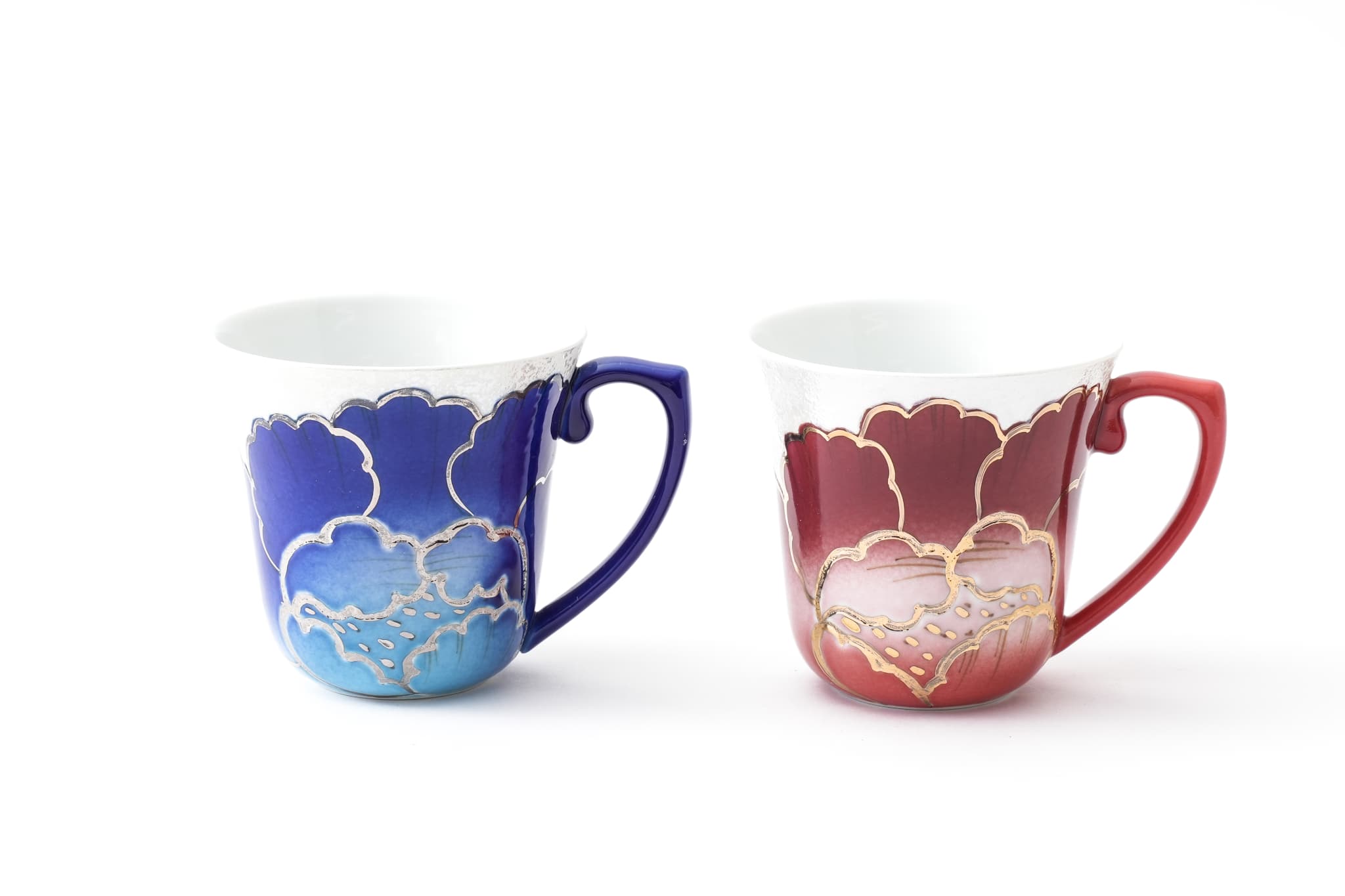 【有田焼】虹彩牡丹マグカップ（銀箔ルリ）と（金箔赤）のペアセット 日本製 フリーカップ コップ お茶 湯呑 カップ 手造り ティーカップ 磁器 陶磁器 ギフト 贈り物 プレゼント 高級食器 伝統工芸 職人技 上品 華やか 美しい 器 和カフェ 美術品風 記念品 特別感 ギフト｜有田焼八右衛門窯大慶 10,164円