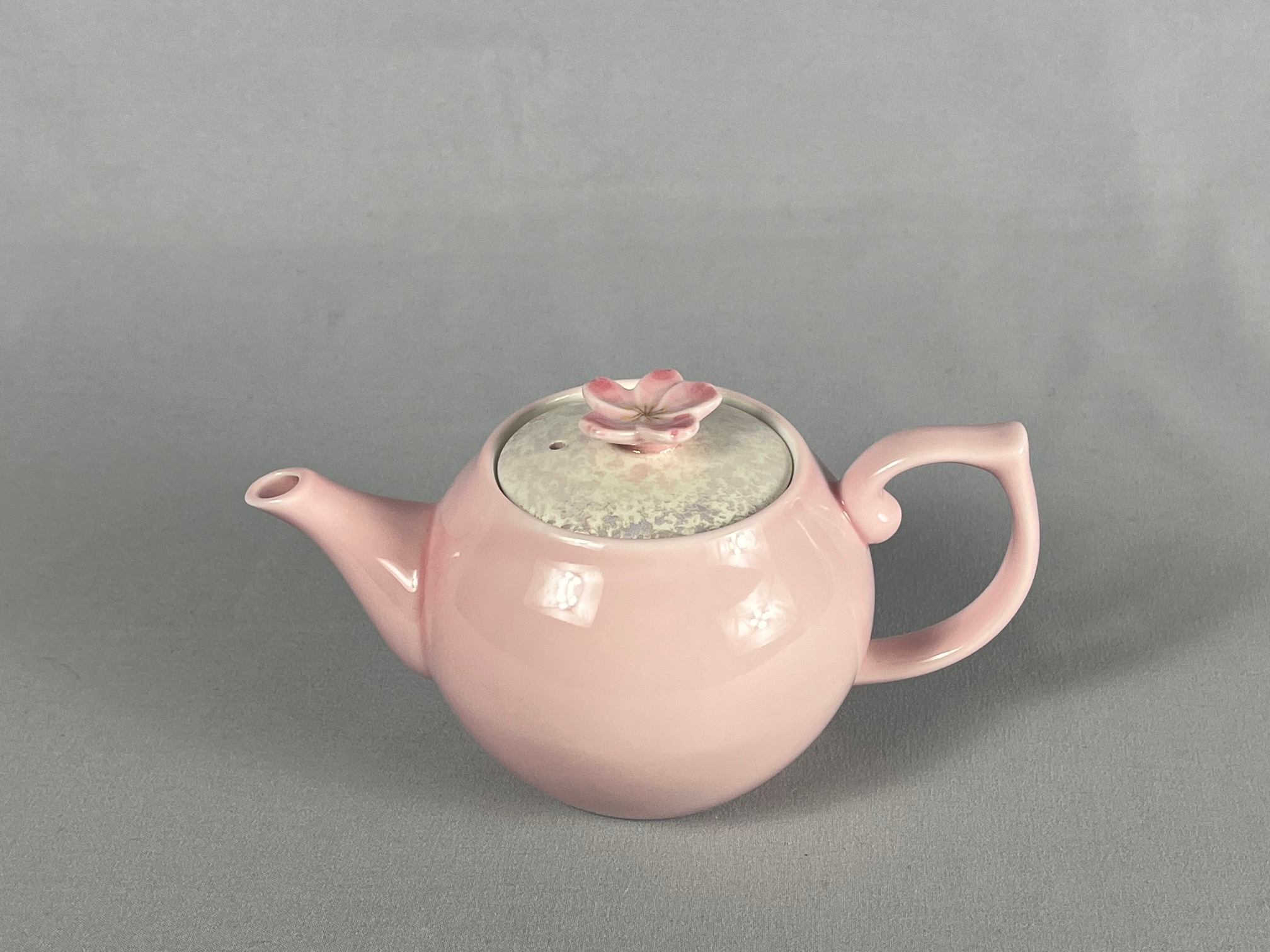 【有田焼】有田焼 薄さくら色釉虹彩 桜つまみ丸ポット 日本製 和食器 急須 茶器 技術者技 言い慣わし作物 おもてなし 和今めかしいなちゃぶ台 時季の差し上げ物 母の日差し上げ物 敬老の日 新生きて行く