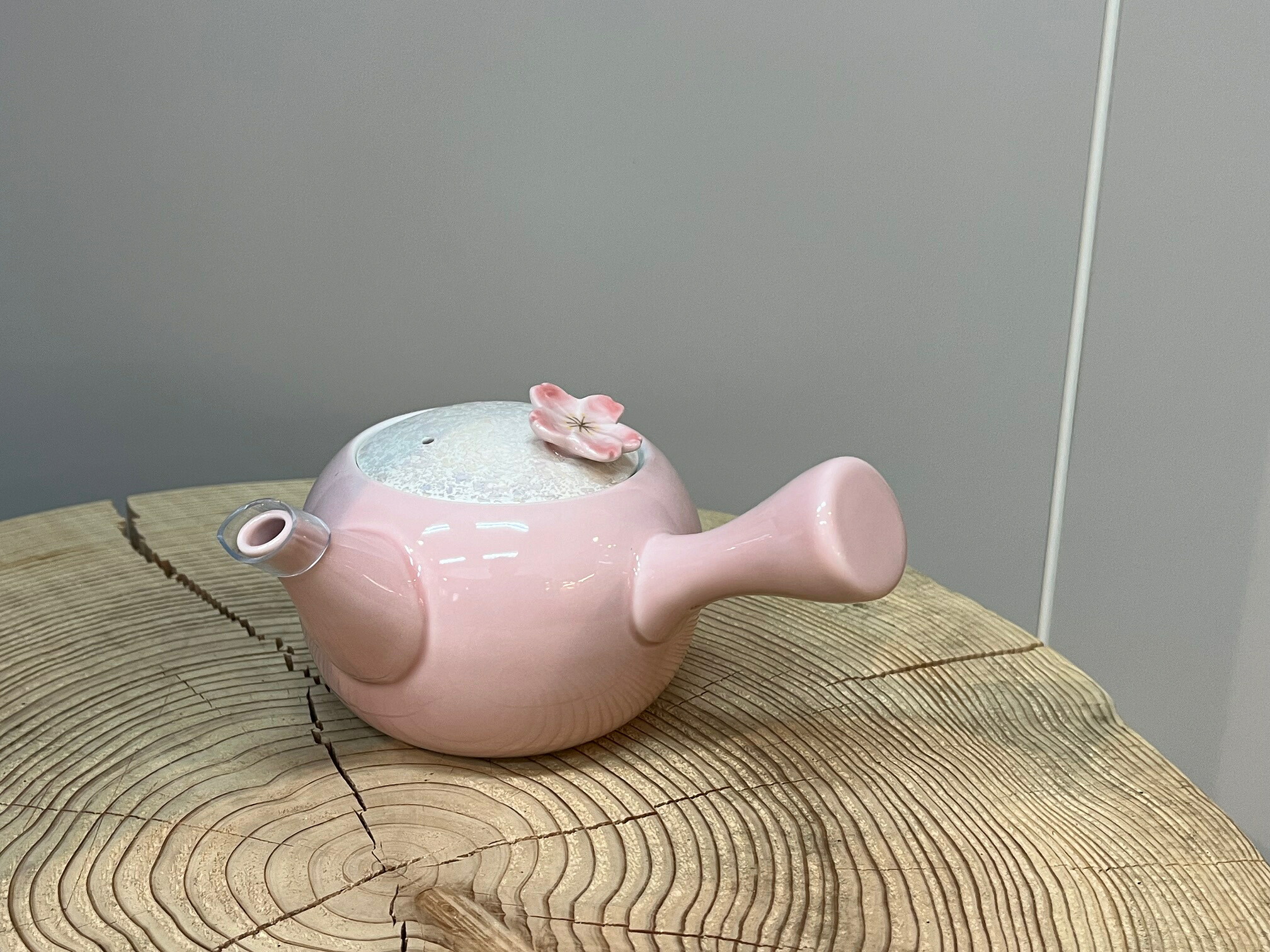 【有田焼】薄ピンク釉虹彩 桜つまみ丸急須 日本製 和食器 ポット 茶器 日本茶 煎茶 ほうじ茶 職人技 伝統工芸 おもてなし 和モダンな食卓 季節の贈り物 母の日ギフト 敬老の日 新生活｜有田焼八右衛門窯大慶