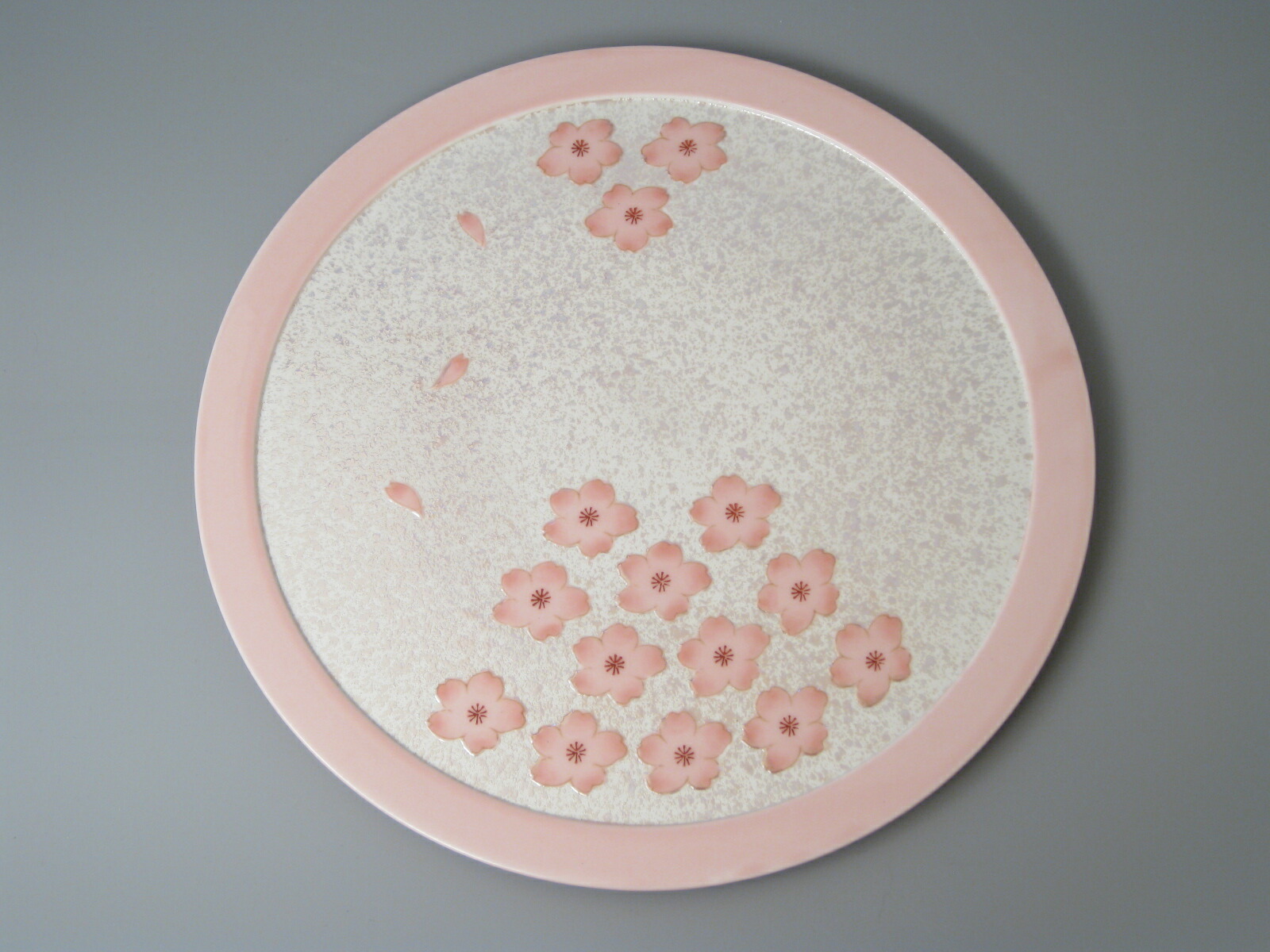 【有田焼】薄さくら色釉虹彩 桜リム尺丸一皿 日本製 和食器 煮炊き 丸皿 盛皿 お皿 技術者技 おもてなし 時期の差し上げ物 母の日差し上げ物 敬老の日 新やって行く