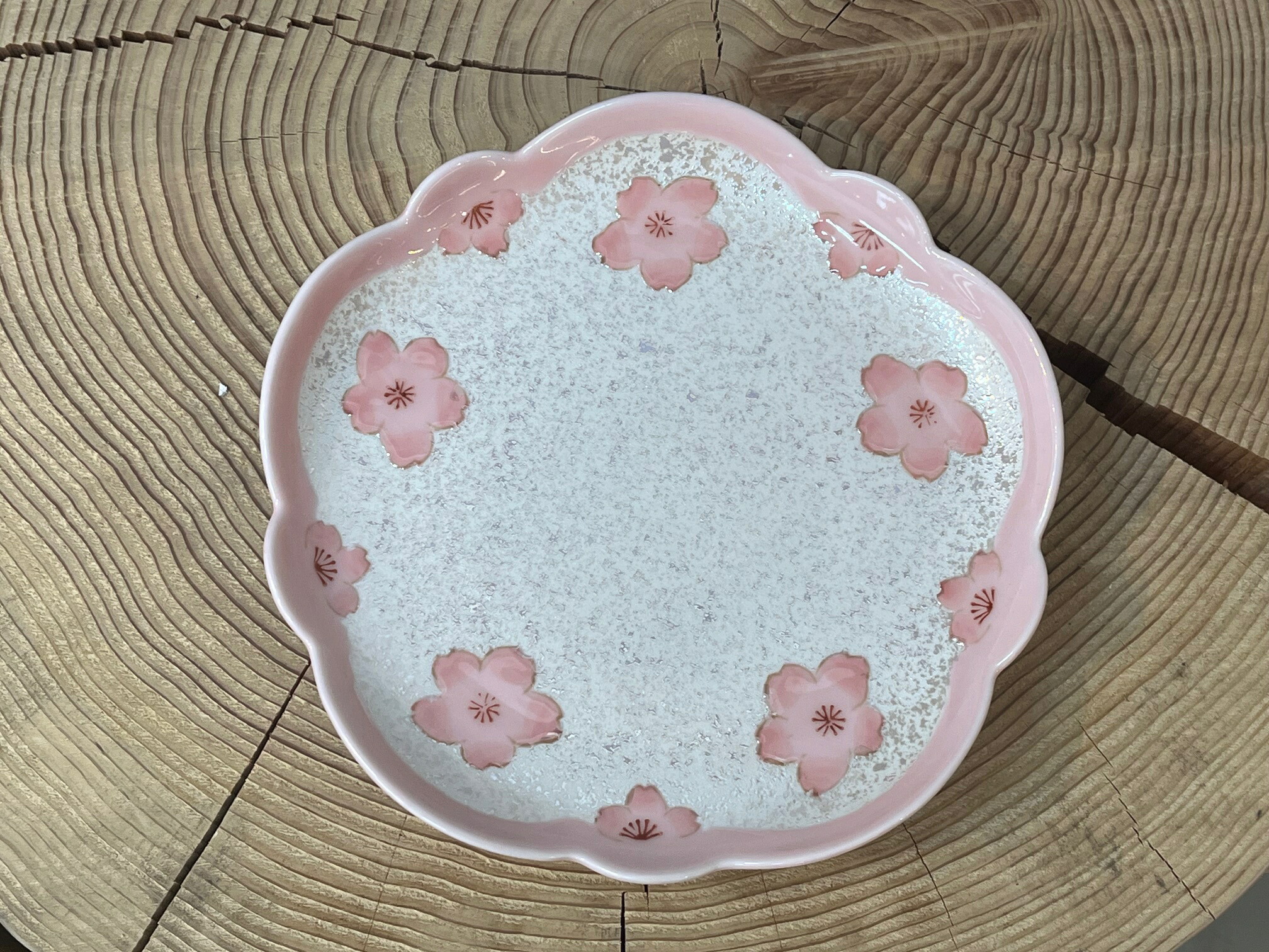 【有田焼】薄サクラ色釉虹彩 桜花型5.5皿 日本製 和食器 西洋菓子皿 銘々皿 時節の器 春色 塗り付ける皿 華皿 おもてなし 御菓子受け 茶席 和の趣 言い慣わし設計 祝賀会膳