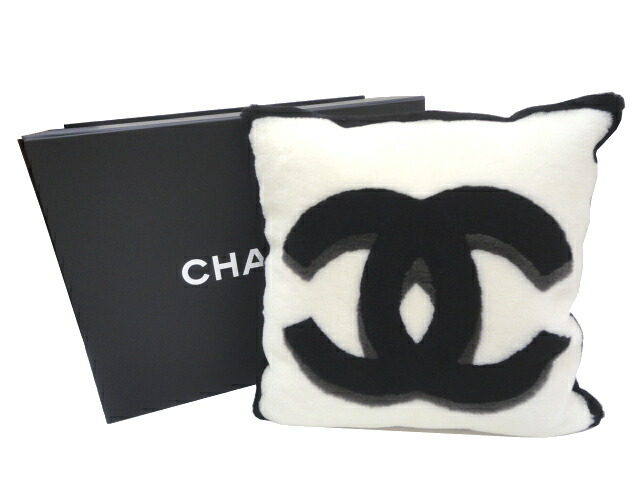 楽天市場 新品 未使用品 Chanel シャネル Ccロゴクッション ファー カシミア ホワイト ブラック グレー 21aw 新作 ココマーク インテリア 小物 座布団 ホームグッズ 雑貨 レディース 女性用 プレゼント ギフト 希少 レア 大貴 Daiki